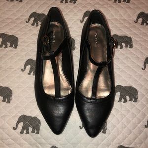 Xappeal | Pointed Toe T Strap Flats